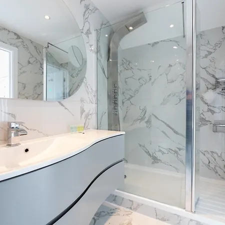 Apartment Windrush Court - Stunning Penthouse With River Views Near Stn Pass The Keys *