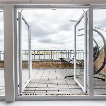 Windrush Court - Stunning Penthouse With River Views Near Stn Pass The Keys Apartment Erith