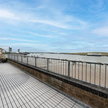 Windrush Court - Stunning Penthouse With River Views Near Stn Pass The Keys Apartment