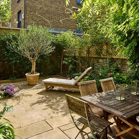 Veeve - Enchanting Garden Getaway Holiday home London