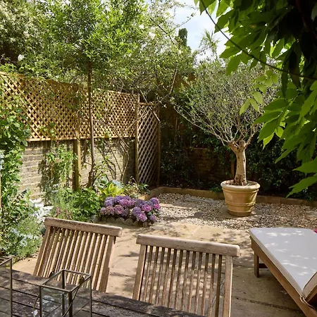 Veeve - Enchanting Garden Getaway