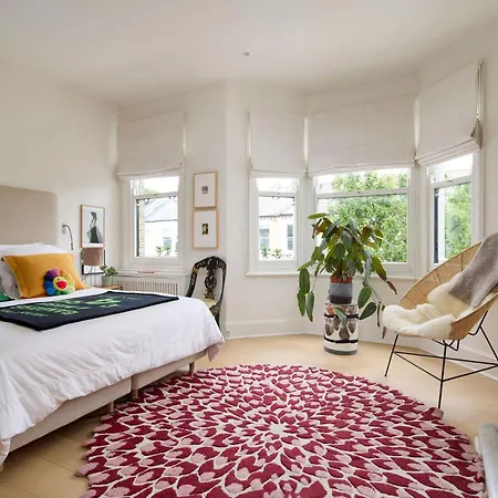 Veeve - Enchanting Garden Getaway London
