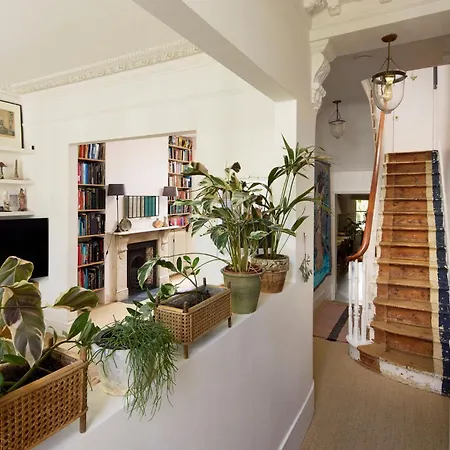 Veeve - Enchanting Garden Getaway Holiday home London