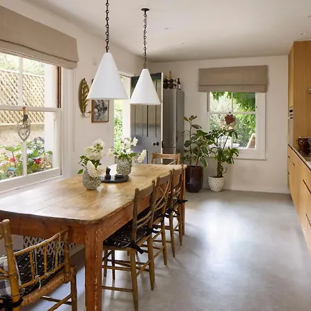 Veeve - Enchanting Garden Getaway Holiday home London