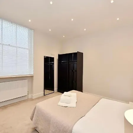 Three Bedroom Flat In South Kensington Apartment