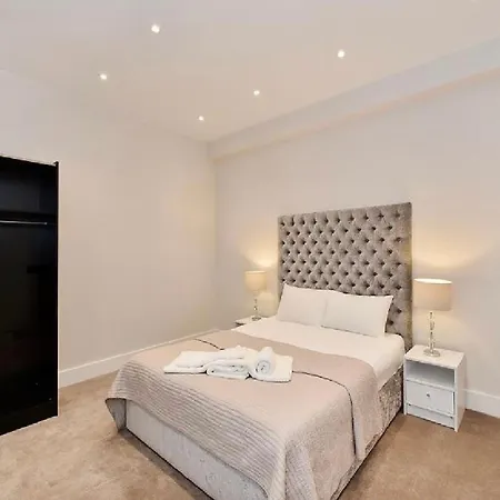 Three Bedroom Flat In South Kensington *