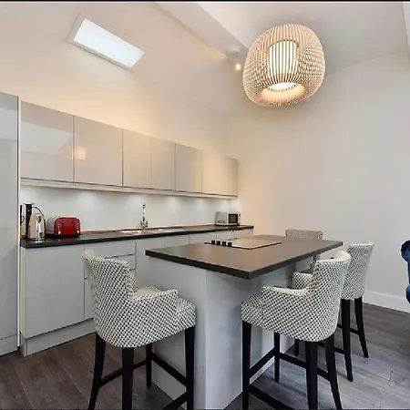 Three Bedroom Flat In South Kensington