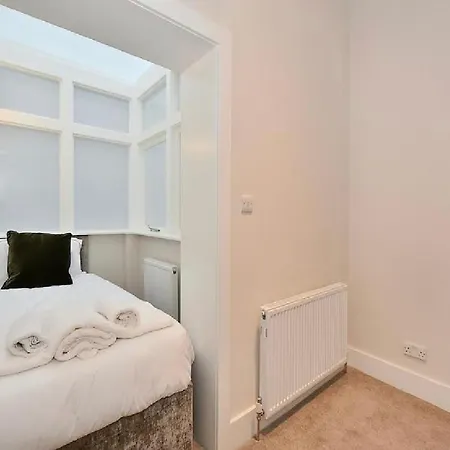 Three Bedroom Flat In South Kensington Apartment *