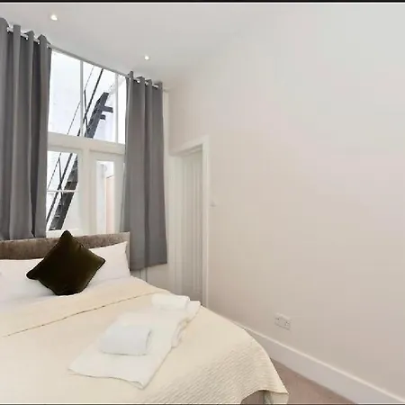 Apartment Three Bedroom Flat In South Kensington London