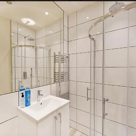 Three Bedroom Flat In South Kensington *