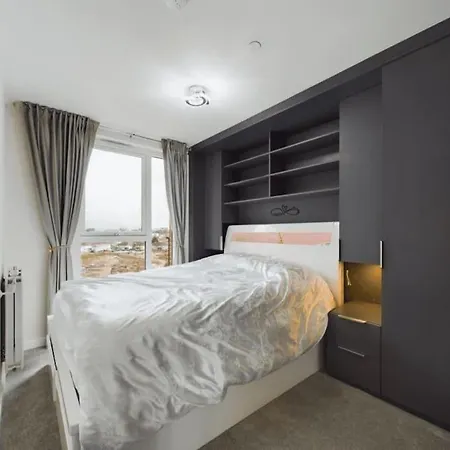 Luxury & Bright Apartment-near Tube & Shops -gym Access Hatch End