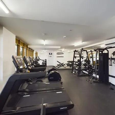 Luxury & Bright Apartment-near Tube & Shops -gym Access *