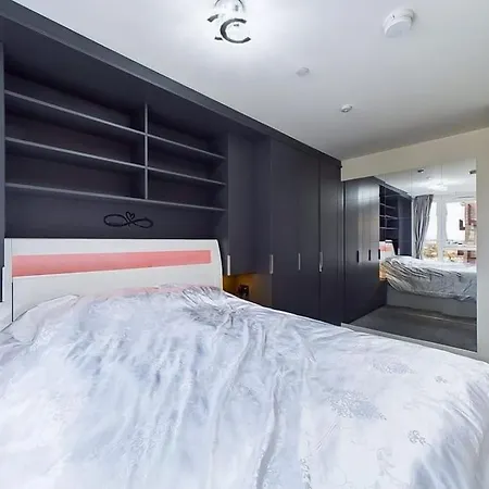 Luxury & Bright Apartment-near Tube & Shops -gym Access Hatch End