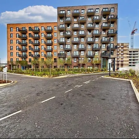 Luxury & Bright Apartment-near Tube & Shops -gym Access * Hatch End