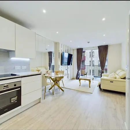 Luxury & Bright Apartment-near Tube & Shops -gym Access Apartment