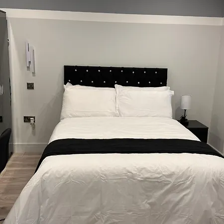 Letzi Private En-suite, Near Heathrow Airport T3