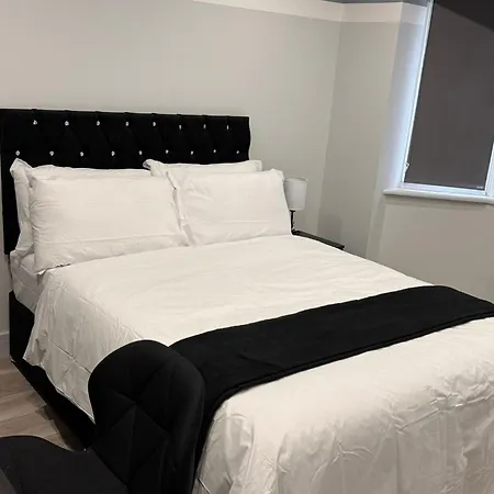 Guest house Letzi Private En-suite, Near Heathrow Airport T3 *