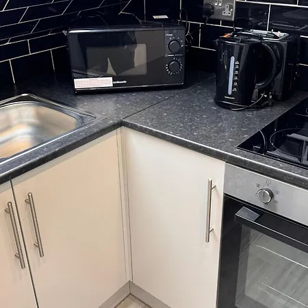 Letzi Private En-suite, Near Heathrow Airport T3 Guest house *