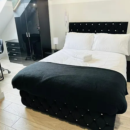 Letzi Private En-suite, Near Heathrow Airport T3 Hayes (Greater London)