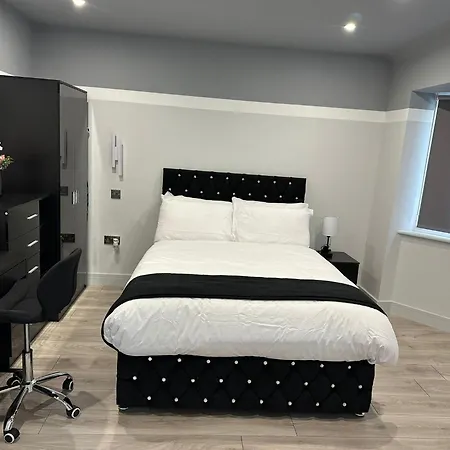 Guest house Letzi Private En-suite, Near Heathrow Airport T3 *