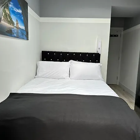 Letzi Private En-suite, Near Heathrow Airport T3 * Hayes (Greater London)