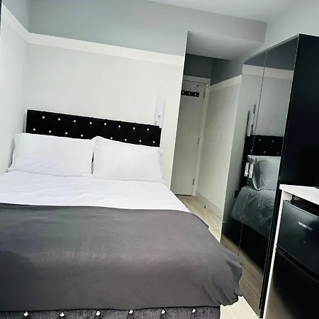 Letzi Private En-suite, Near Heathrow Airport T3 Guest house