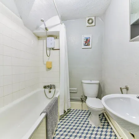 - Sleeps 2 Thornton Heath