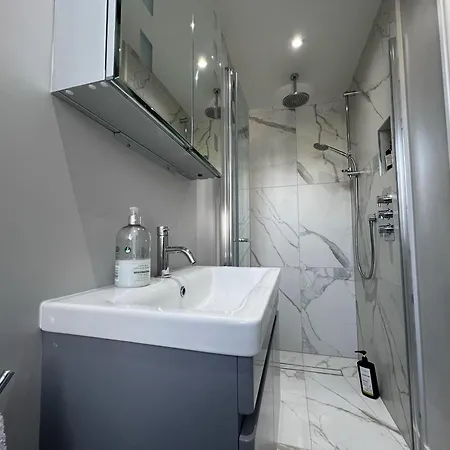 London-apartment-sleeps2-privateentrance *
