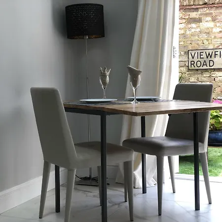 London-apartment-sleeps2-privateentrance Apartment *