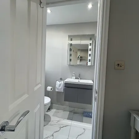 Apartment London-apartment-sleeps2-privateentrance *