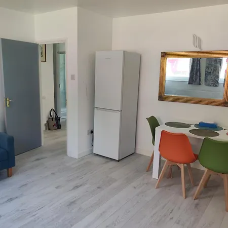 A Stunning Flat In London, Gants Hill