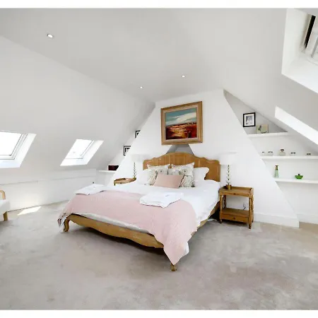 4br House Minutes From Transport & Attractions