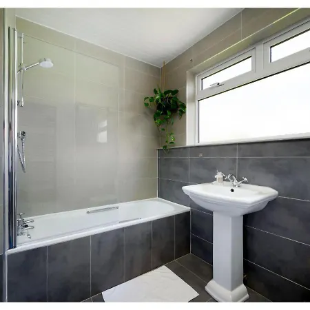 4br House Minutes From Transport & Attractions * London