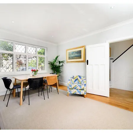 4br House Minutes From Transport & Attractions *
