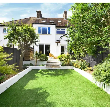 4br House Minutes From Transport & Attractions