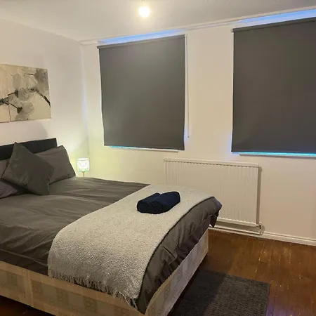 E14 Elegance Holiday home London