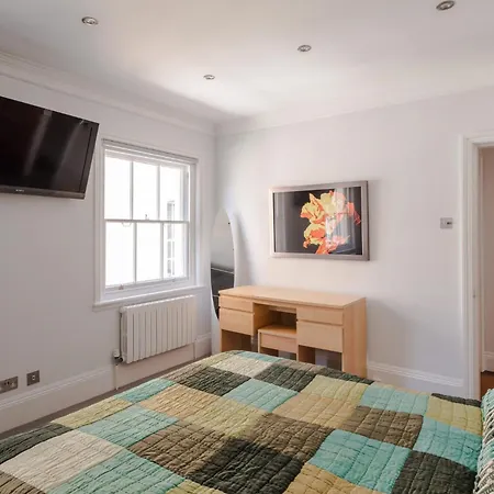 Centre Point- Bloomsbury - By Frankie Says Apartment