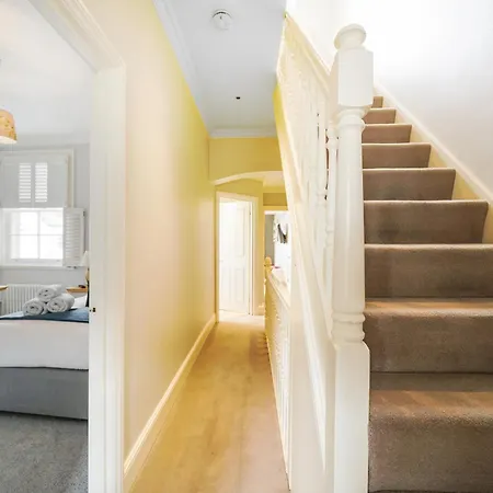Stylish 2bed 2 Bath House With Balcony