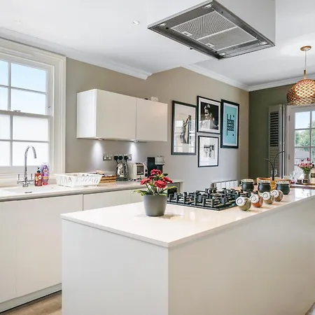 Stylish 2bed 2 Bath House With Balcony