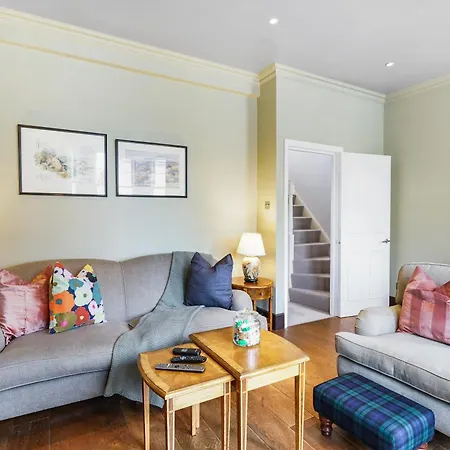 Stylish 2bed 2 Bath House With Balcony