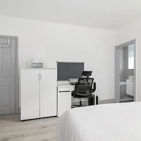 One Bed Flat In Chiswick *