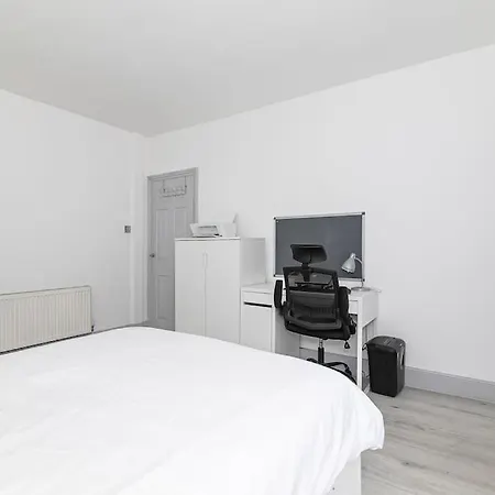 One Bed Flat In Chiswick Apartment