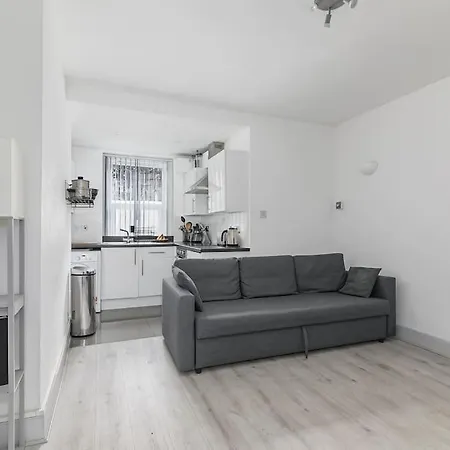 One Bed Flat In Chiswick * London