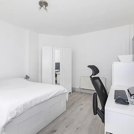 One Bed Flat In Chiswick Apartment London