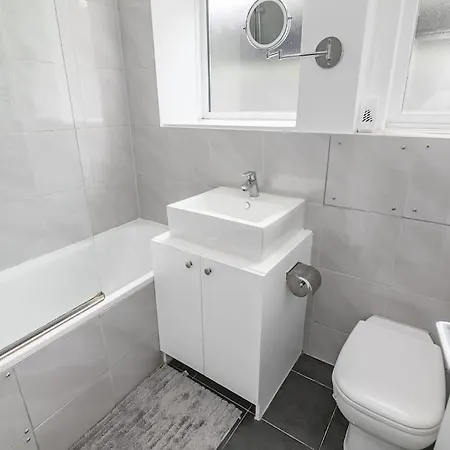 One Bed Flat In Chiswick *