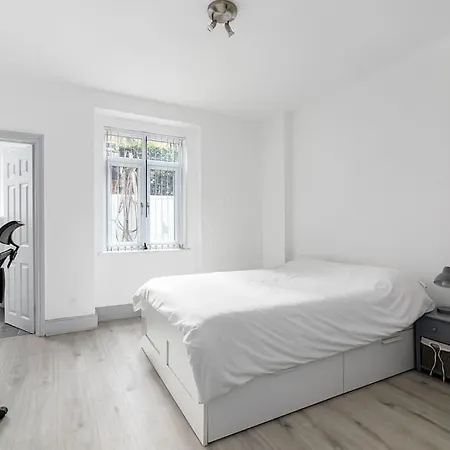 One Bed Flat In Chiswick London