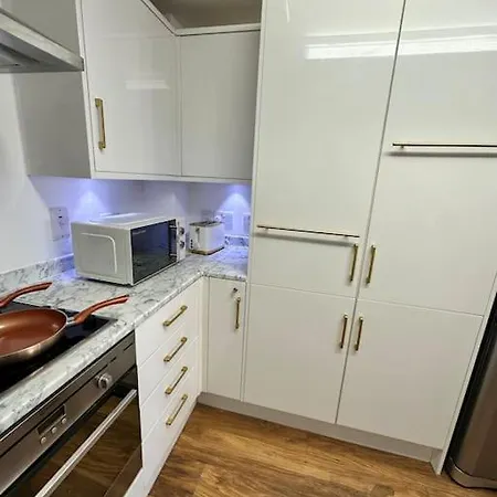 Stylish Zone 2 Apartment London