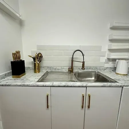 Stylish Zone 2 Apartment London