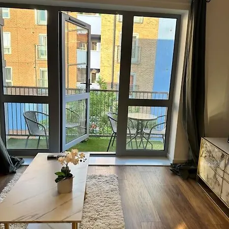 Stylish Zone 2 Apartment London