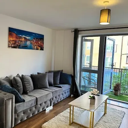 Stylish Zone 2 Apartment